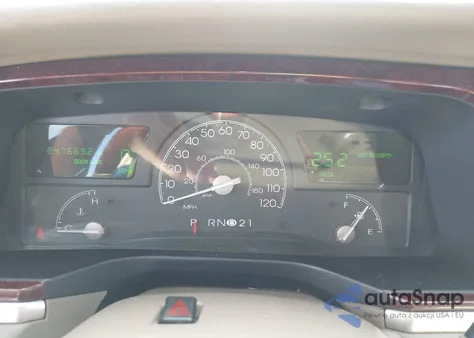 2005 Lincoln Town Car Signature Limited from USA, damaged, VIN 1LNHM82W05Y664360